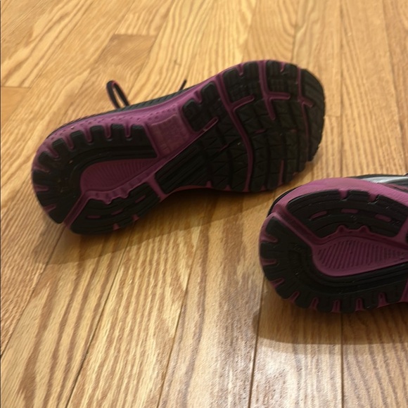 Barely worn Brooks sneakers - Picture 6 of 11